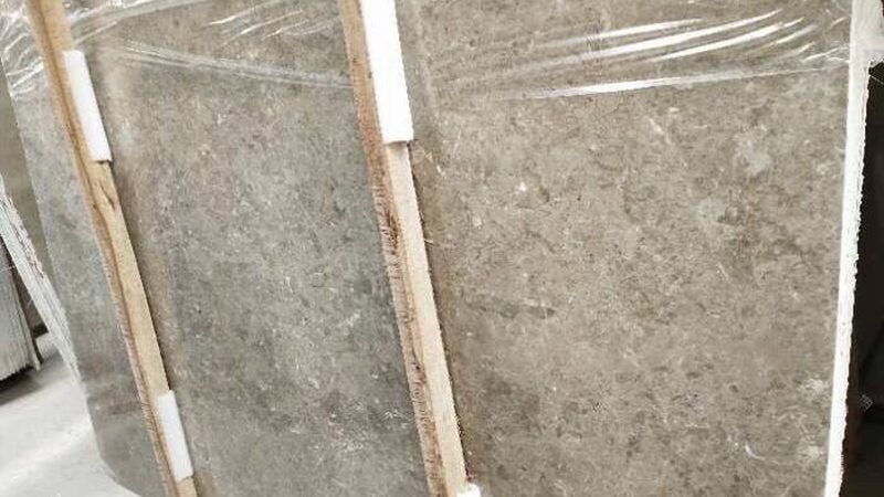 透光石灯箱与亚克力灯箱：材质与工艺的差异化解析